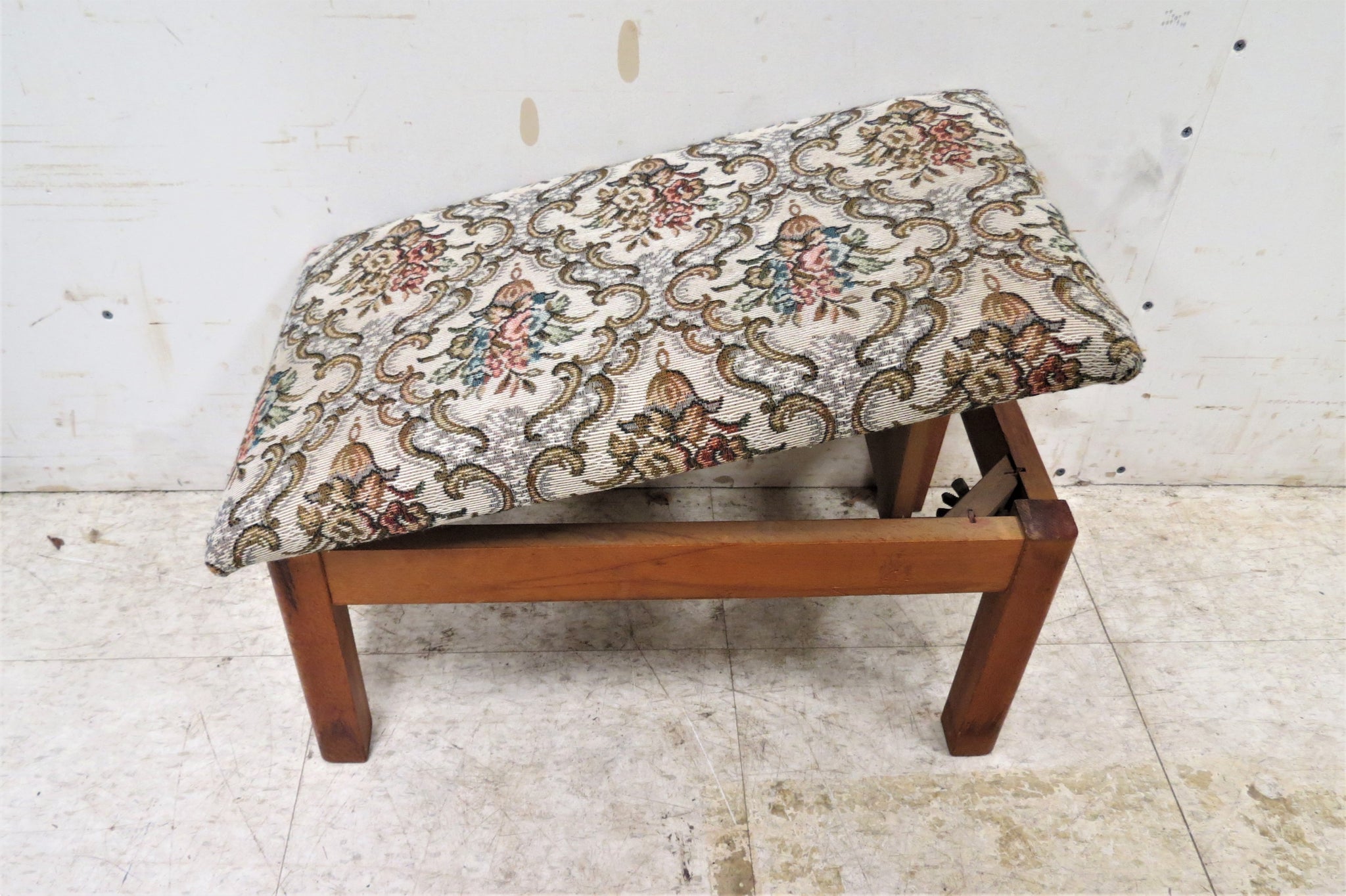 家具 U.K. vintage Furniture Stool ns355_medieval_rabbit_fox.png